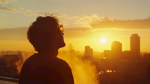 看落日的年青人