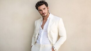 彩色图像双手插在口袋里