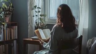 坐在窗前看书的女孩