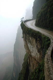 绝壁上的道路