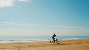 海边骑车的人