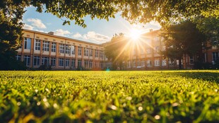 夕阳下的学校