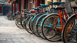 停在胡同里的自行车