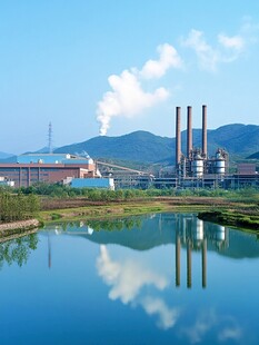 湿地边的火力发电厂