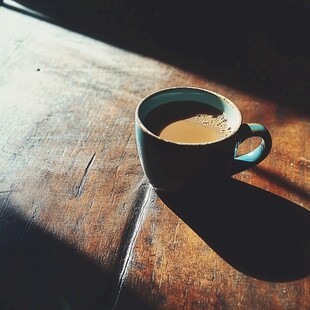 阳光下的咖啡