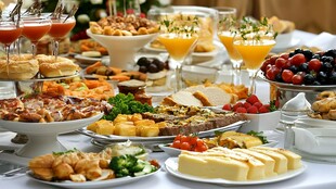 摆满食物的餐桌