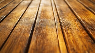 雨水淋湿的防腐木地板