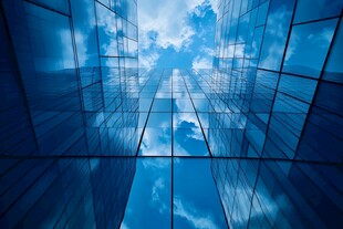 蓝天白云玻璃墙面