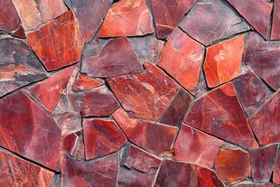 红色不规则石墙