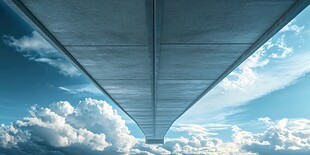 高架桥底蓝天白云