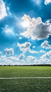 蓝天白云下的足球场