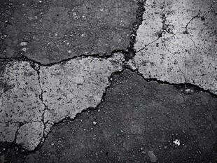开裂的柏油路纹理