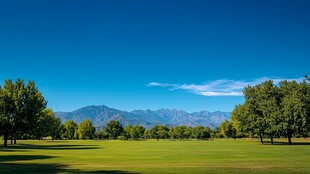 蓝天白云山林高尔夫