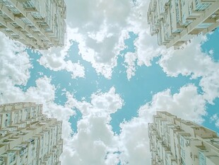 蓝天白云下的小区