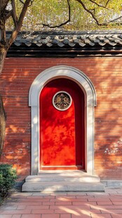 红墙青砖门洞中的秋天