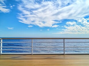 蓝天白云海景栈道