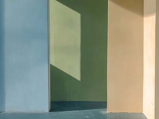 阳光照射的彩墙