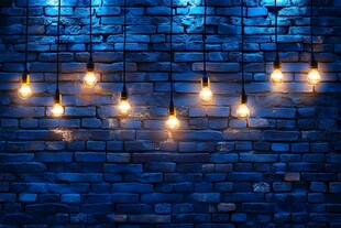 路灯电线灯泡土墙砖墙