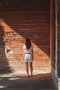 古建筑美女背影