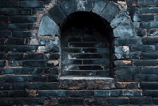 破窗户砖墙