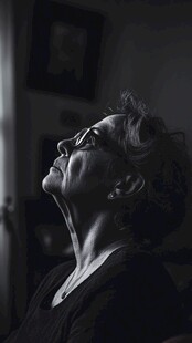 阿姨少妇侧脸侧面