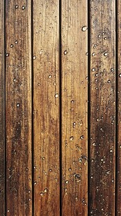 雨滴落在木头上