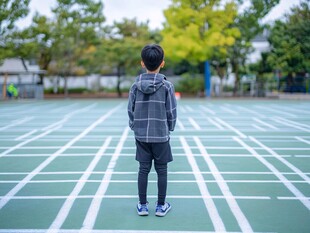 跑道上的小小学生