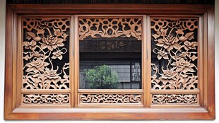 民宿木质雕花窗