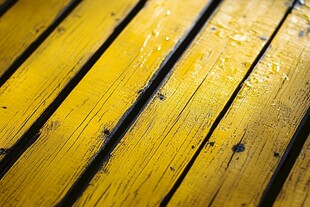 雨水淋湿的防腐木地板