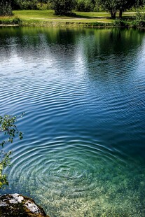 蓝绿色湖水