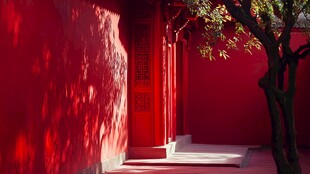 墙面红门光影
