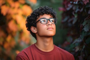 望着远方混血人