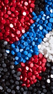 五彩塑料颗粒的密集集合