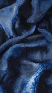 蓝色薄纱的褶皱之美