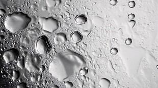 玻璃桌下的水滴