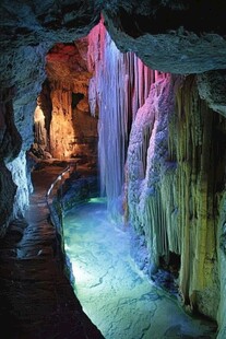 地下河水晶岩洞