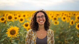 葵花地里的女人