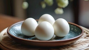 自然之美 桌上的白色鸡蛋