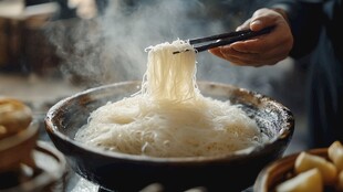 热气腾腾的粉丝煮食