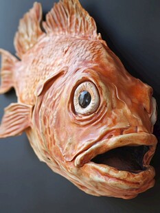 橙色陶瓷鱼雕塑