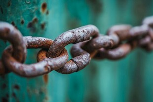 生锈的链条与绿色背景