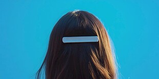 蓝色背景下的棕色头发