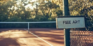 森林中的网球场