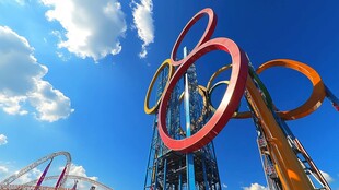 蓝天下的游乐园奇观