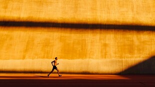 夕阳下的孤独跑者