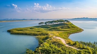 碧波荡漾的湖泊风景