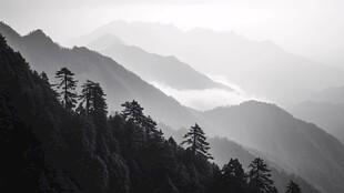 山脉的雾蒙蒙的清晨