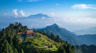 云海之上 山寺静谧