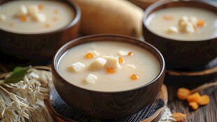 滋润的米酒炖土豆 点缀着胡萝卜的清新 盛放在深色木碗中 呈现出质朴的美感