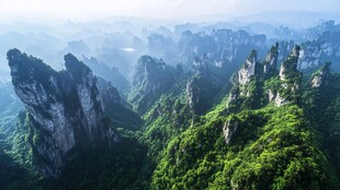 雾气缭绕的山地风景